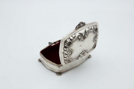 Guarda jóias em prata relevada em tampa basculante